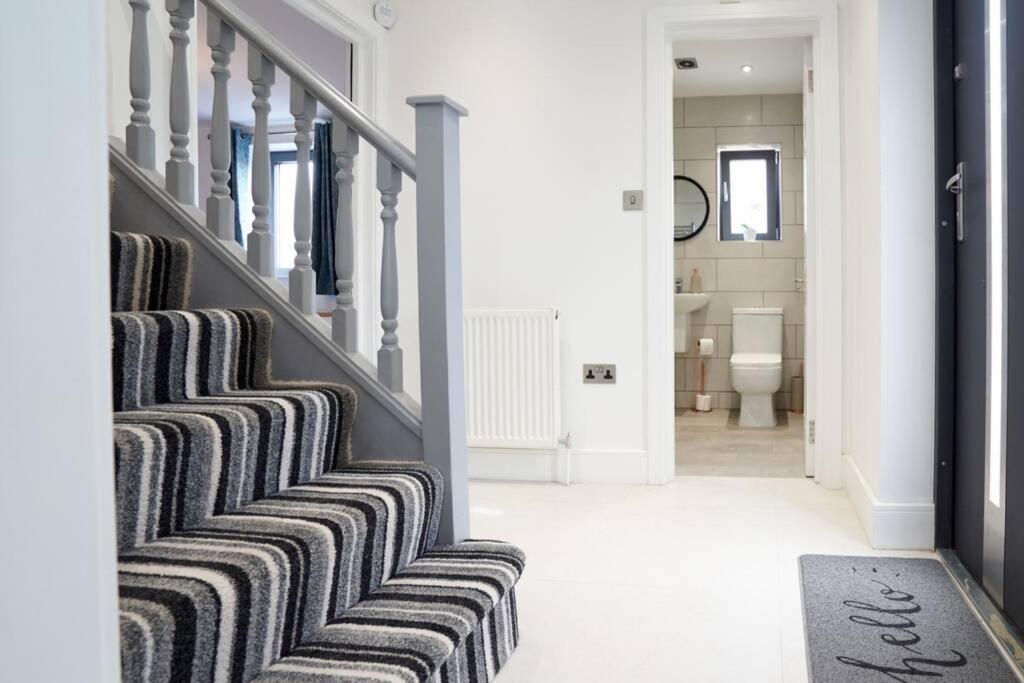 Home From Home - 4 Double Bed House With Parking Slough Exterior foto