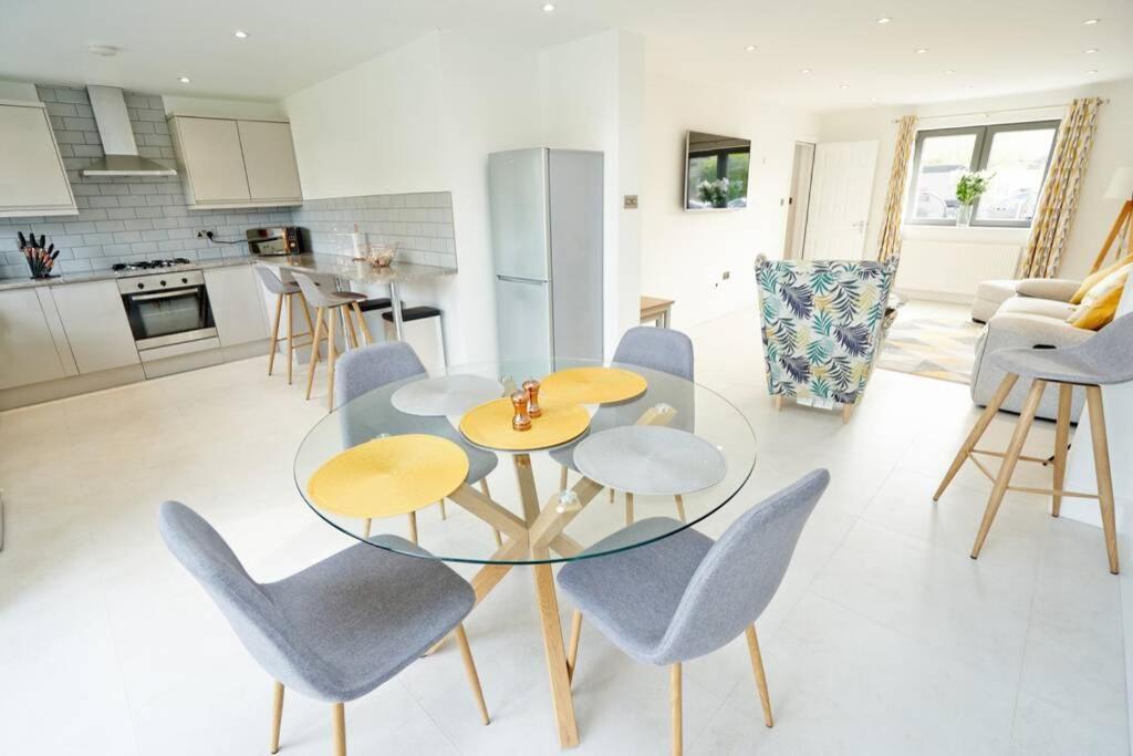 Home From Home - 4 Double Bed House With Parking Slough Exterior foto